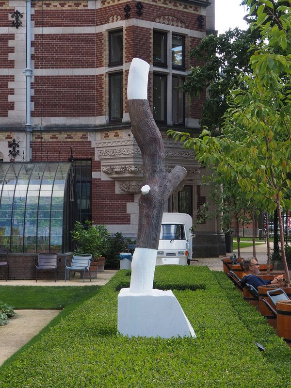 Tree stump sculpture
