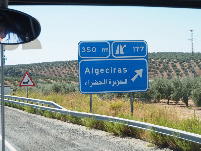 Sign in both Spanish and Arabic for a town in Algeria