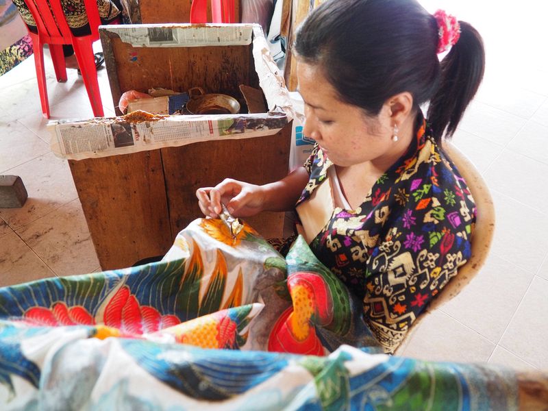 Applying wax for the batik