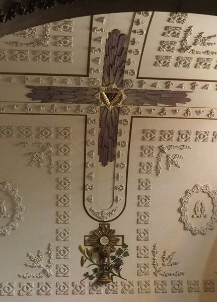 Masonic symbol at the center of the cross