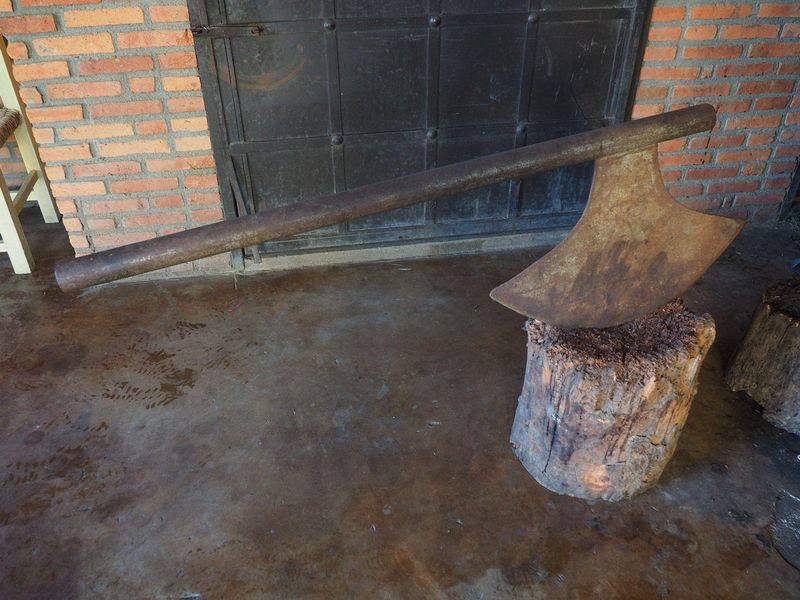 Huge axe for splitting open the agave pinas