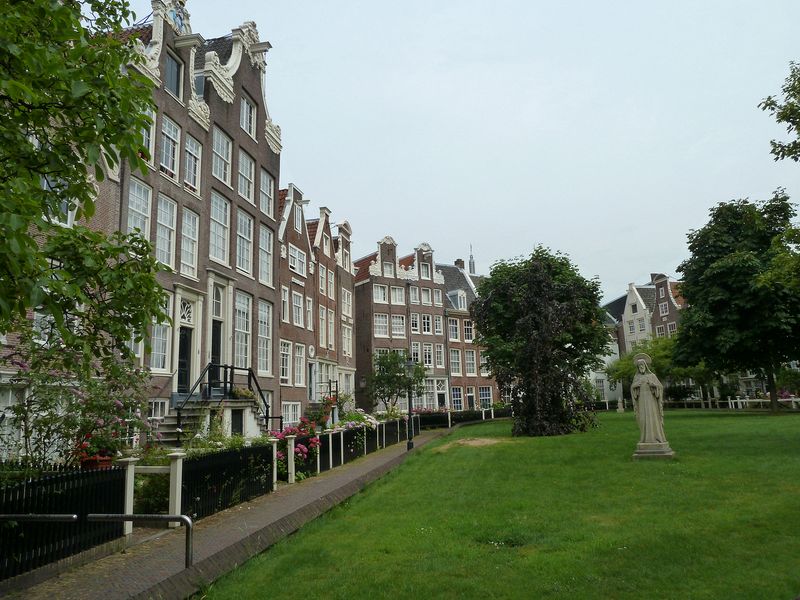 Courtyard surrounded by canal houses