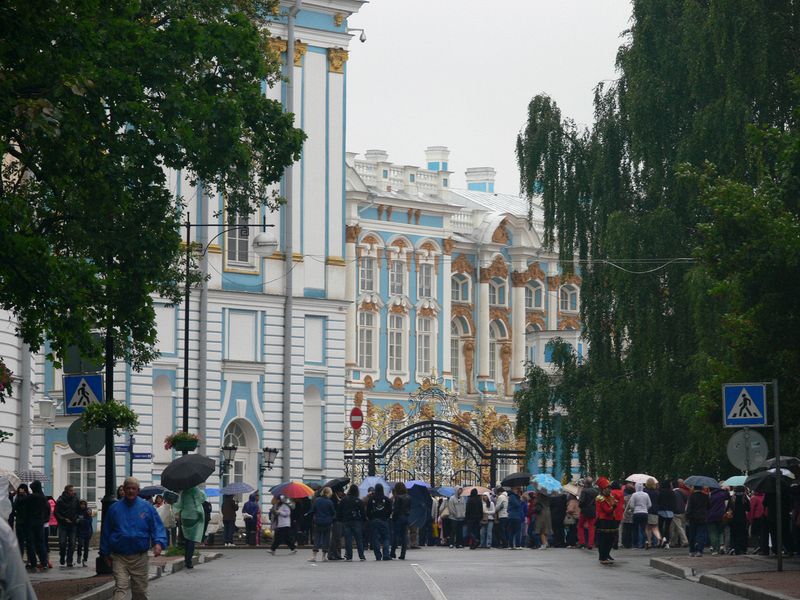 People waiting to get into the palace