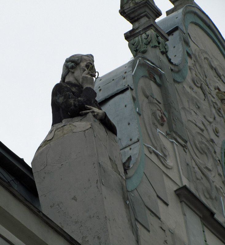 Interesting statue of a man on the roof