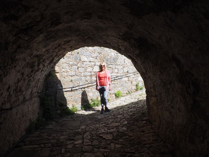 Eloise framed by an arch