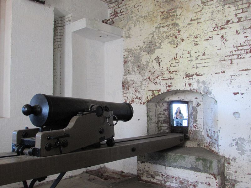 Flank defense howitzer