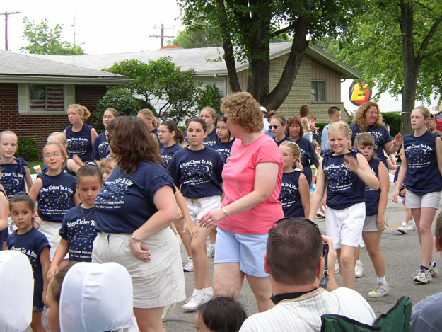 078-Nicole and Courtney waving at the family