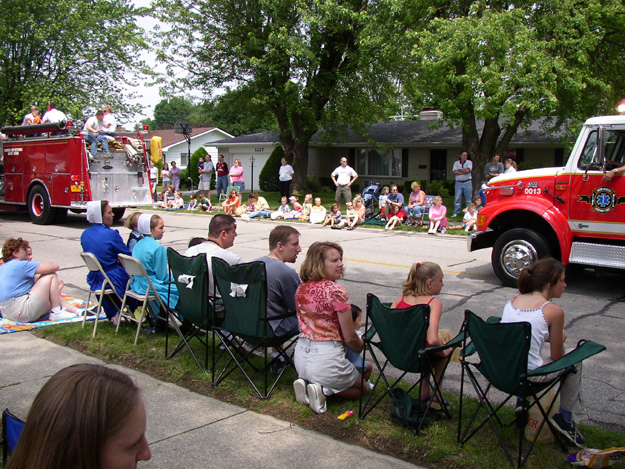 080-Watching the parade 2