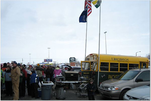 02-lots of packers tailgaters