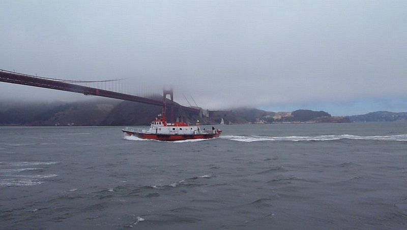 Pilot boat heading out under the Golden Gate Bridge