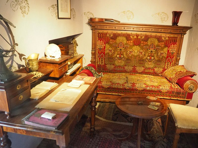 The psychic Madame de Thebes did readings here