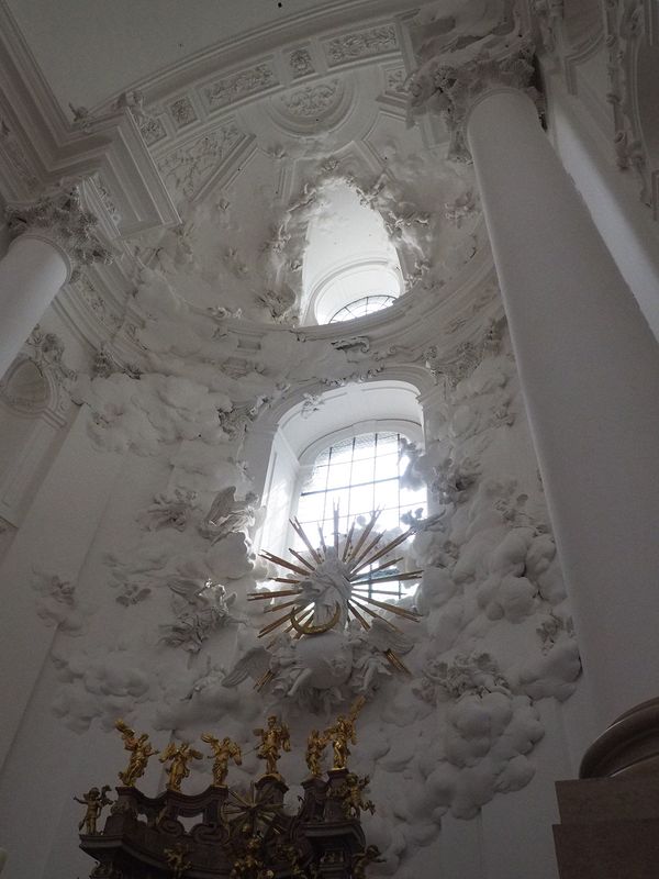 Detail of the white sculpures on the walls above the altar